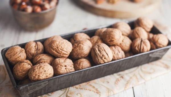 Orzechy w metalowej brytfance