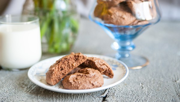 Ciasteczka z czekolady na talerzyku