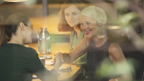 KOBIETY ROZMAWIAJĄ W KAWIARNI