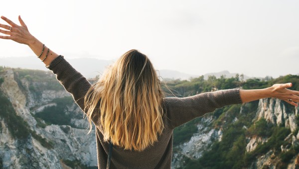 KOBIETA Z RĘKOMA W GÓRZE