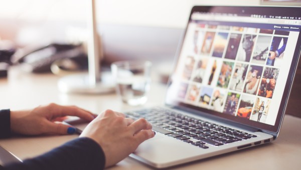 KOBIETA PRZEGLĄDA INTERNET