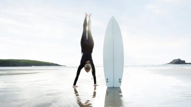 KOBIETA Z DESKĄ SURFINGOWĄ