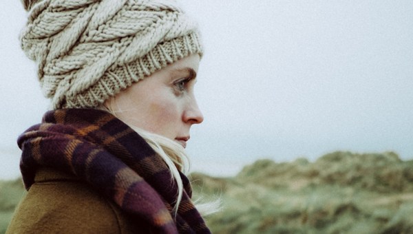 MŁODA KOBIETA NAD BRZEGIEM MORZA