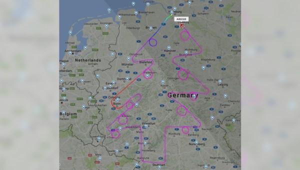 AIRBUS RYSUJĄCY CHOINKĘ NA NIEBIE