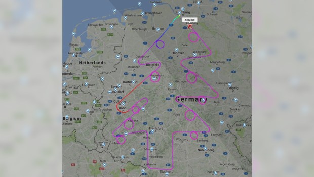AIRBUS RYSUJĄCY CHOINKĘ NA NIEBIE