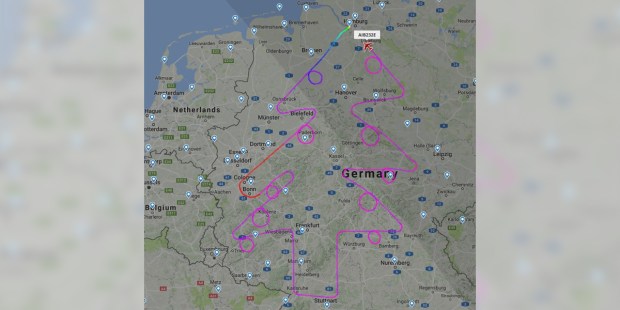 AIRBUS RYSUJĄCY CHOINKĘ NA NIEBIE