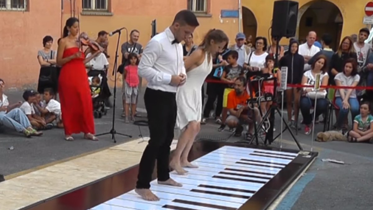 PARA TAŃCZĄCA NA ULICY