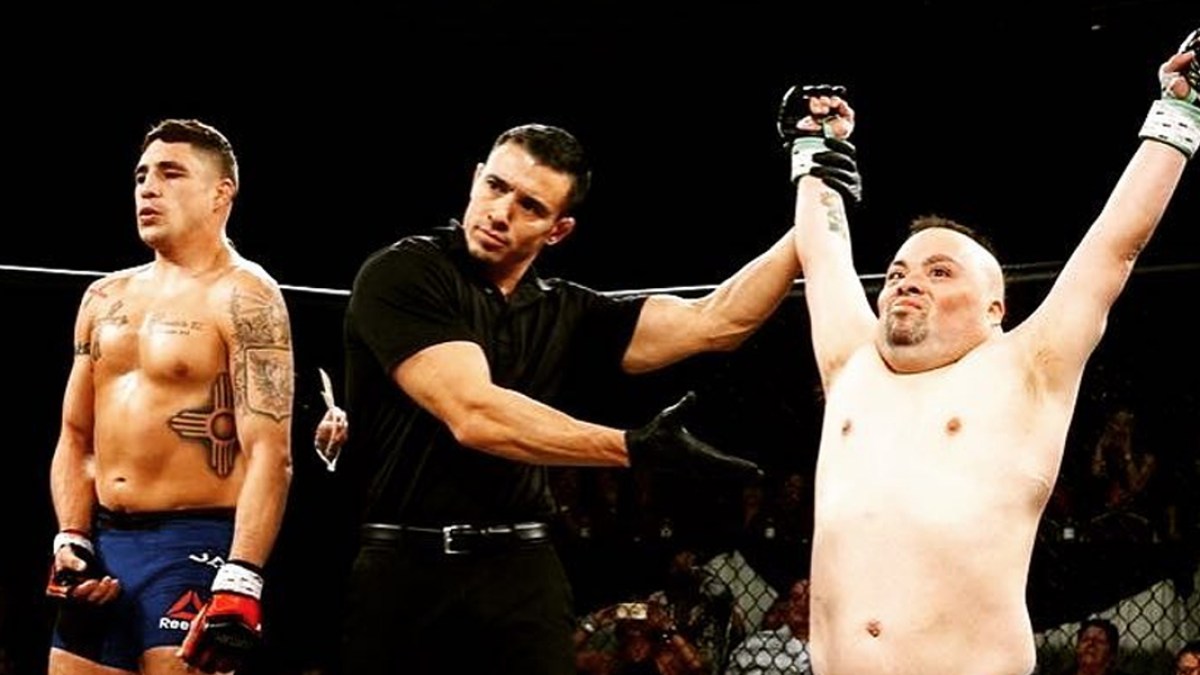 WALKA MMA, MĘŻCZYZNA Z ZESPOŁEM DOWNA