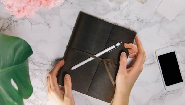 KOBIETA Z NOTATNIKIEM