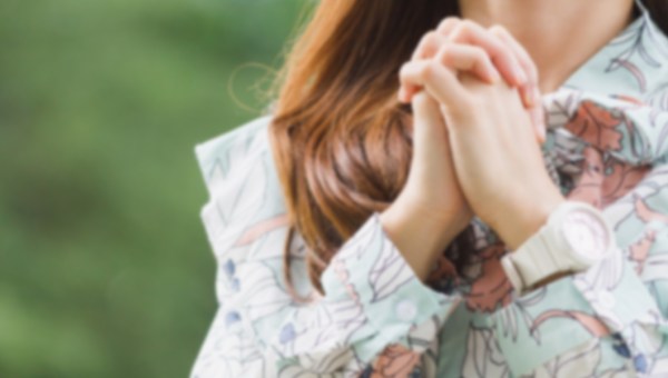 MODLĄCA SIĘ DZIEWCZYNA