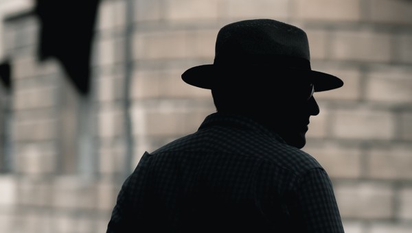 MĘŻCZYZNA W KAPELUSZU