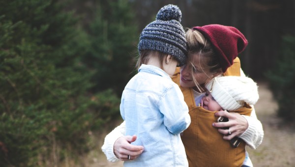 MATKA Z DZIEĆMI W LESIE