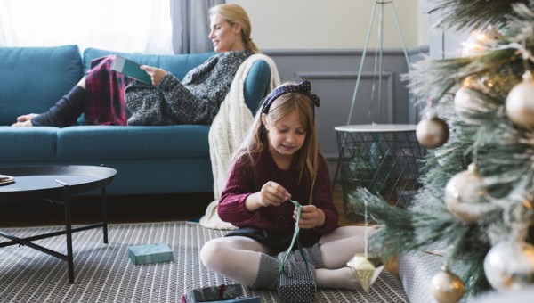 CÓRKA PRZYGOTOWUJE PREZENT DLA MATKI