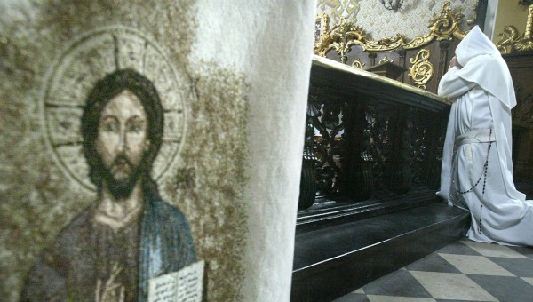 PAULINI, MNICH PODCZAS MODLITWY