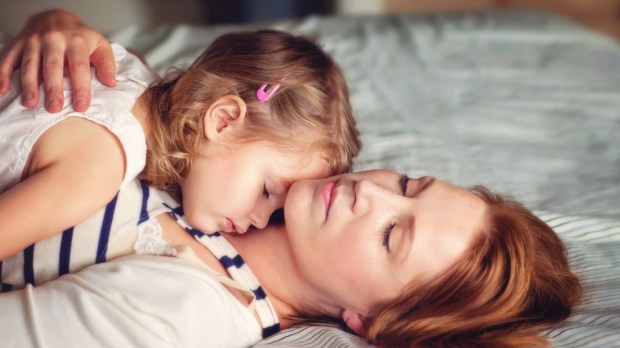 Matka z córką śpią leżąc razem