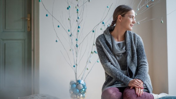 KOBIETA ODPOCZYWA W DOMU