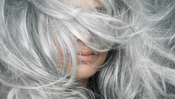 KOBIETA Z SIWYMI WŁOSAMI