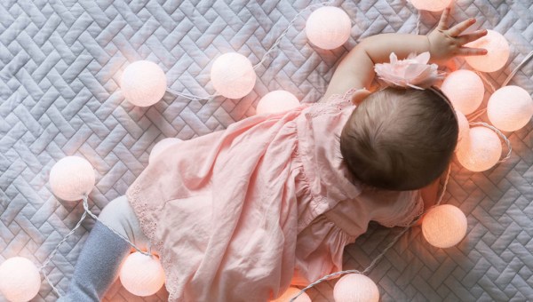 DZIECKO POŚRÓD LAMPEK