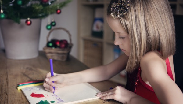 DZIEWCZYNKA PISZE LIST