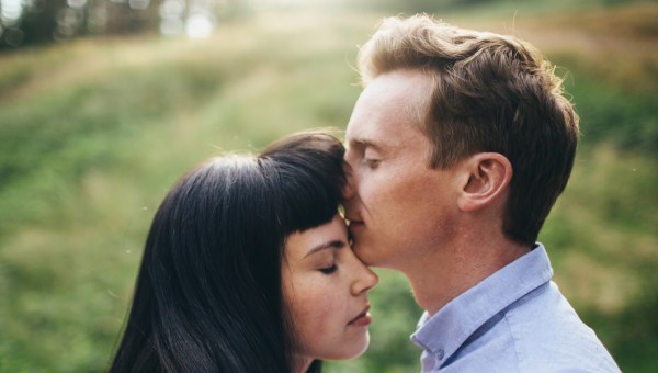 Przytulona para młodych ludzi