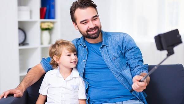 OJCIEC ROBI SELFIE Z SYNEM