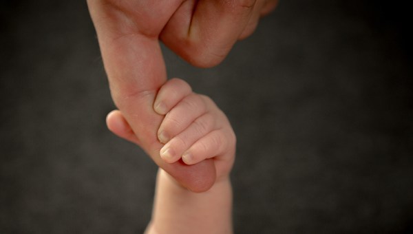 DZIECKO ŁAPIE ZA PALEC