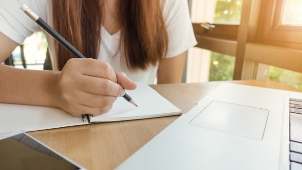 KOBIETA PISZE NA KARTCE