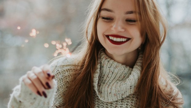 UŚMIECHNIĘTA KOBIETA