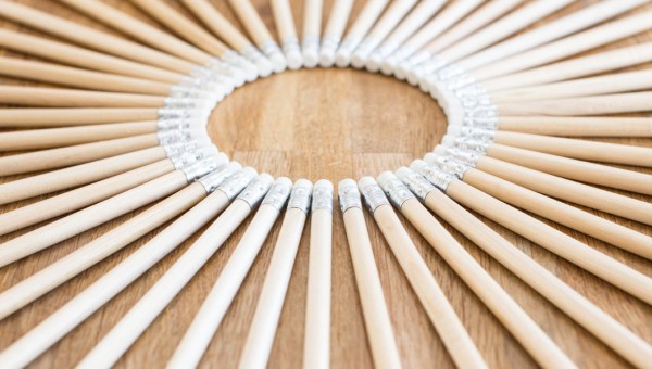 Ołówki na biurku ułożone w okrąg