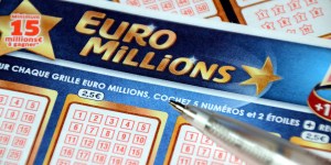 Francja: wygrywa na loterii 200 milionów euro i rozdaje wszystko!