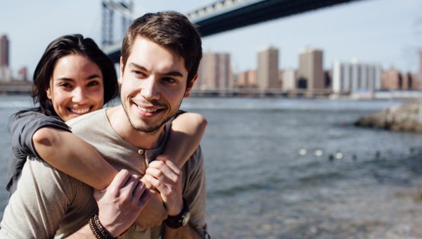 Młoda uśmiechnięta para nad rzeką