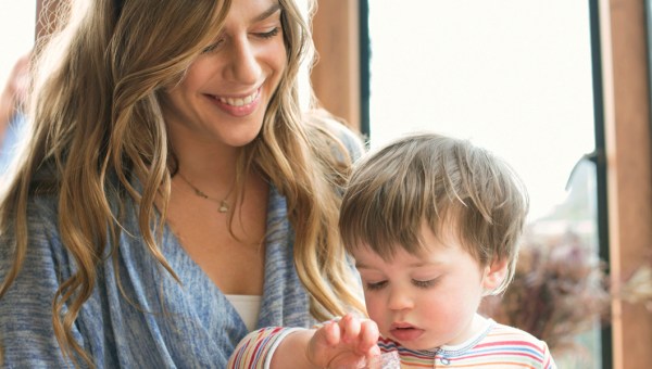 Młoda mama z małym dzieckiem