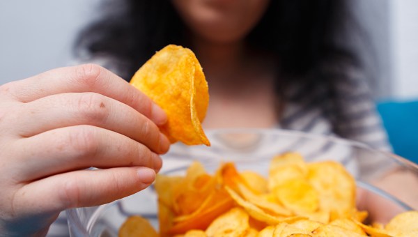 KOBIETA PODJADA CHIPSY