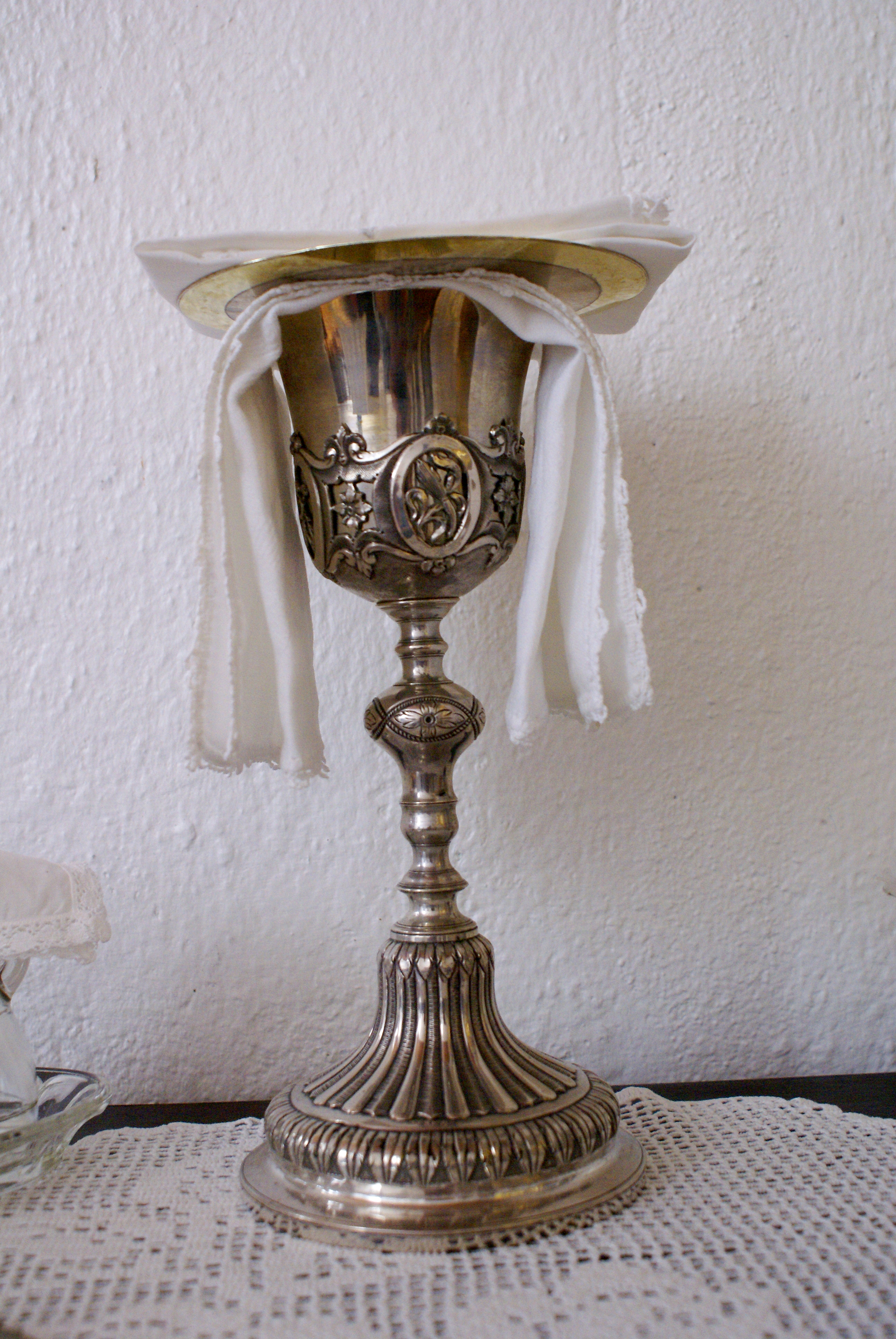 Ampułka, lawaterz, patena. ABC sprzętów liturgicznych używanych podczas mszy świętej [GALERIA]