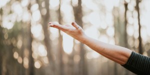 Mąż do żony alkoholiczki: „Ty się jeszcze podniesiesz. Ja ci w tym pomogę”. Rekolekcje bp. Galbasa