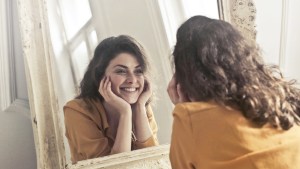 WOMAN MIRROR