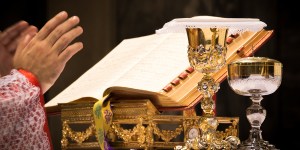 Przeistoczenie. Kiedy chleb przestaje być chlebem? I co się dzieje na ołtarzu?