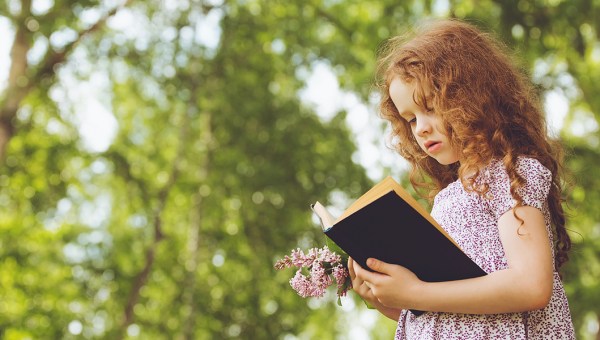 DZIEWCZYNKA Z BIBLIĄ