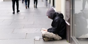 Żebrał przed kościołem. Potem nagle wstał, wszedł do środka i zaczął odprawiać mszę świętą