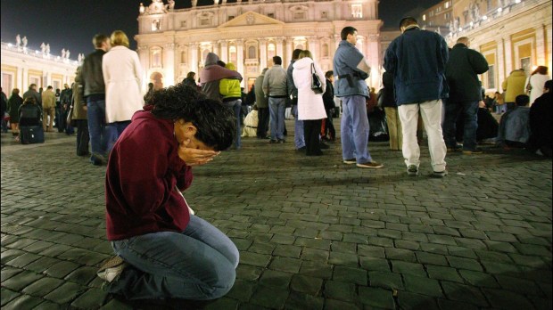 Modlitwy na Placu Świętego Piotra tuż po ogłoszeniu informacji o śmierci Jana Pawła II