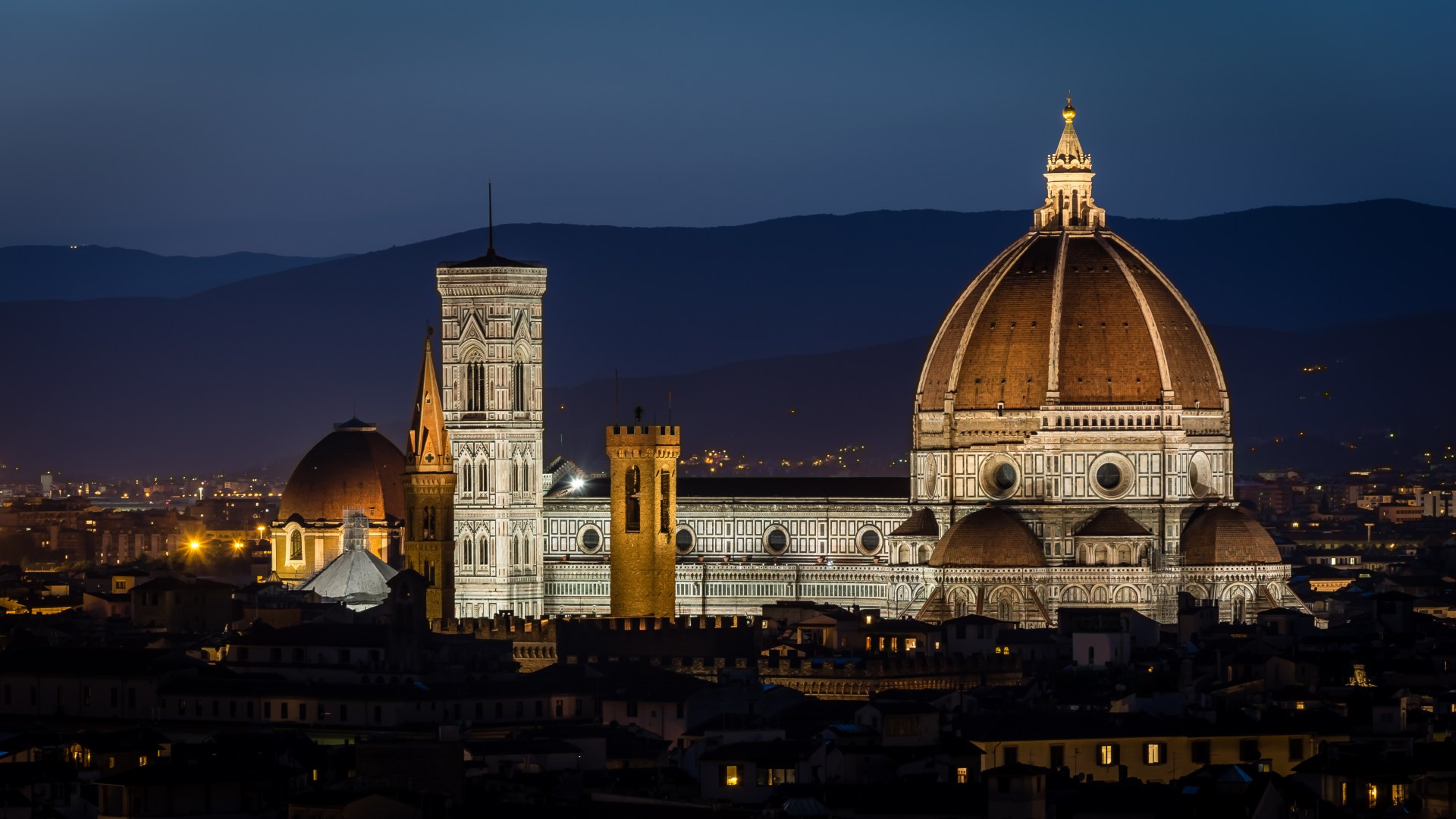 Santa_Maria_del_Fiore_at_Night_-_Florence,_Italy_-_13_May_2015