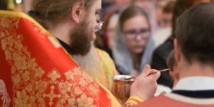 Czy katolik może wyspowiadać się i przyjąć komunię w niekatolickiej świątyni?