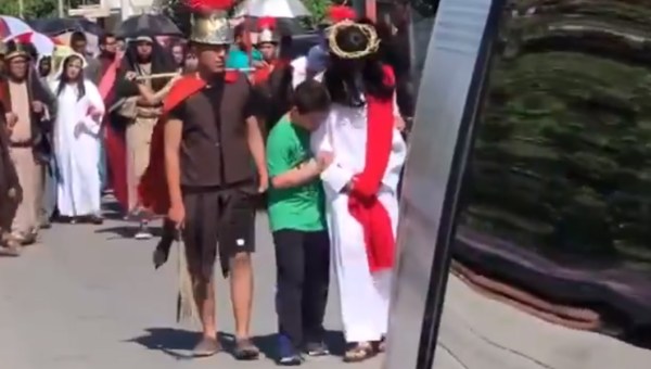 CHŁOPIEC Z ZESPOŁEM DOWNA BRONI JEZUSA