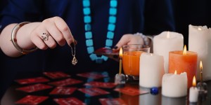 Katolik idzie do wróżki. Niewinna zabawa czy poważny problem?