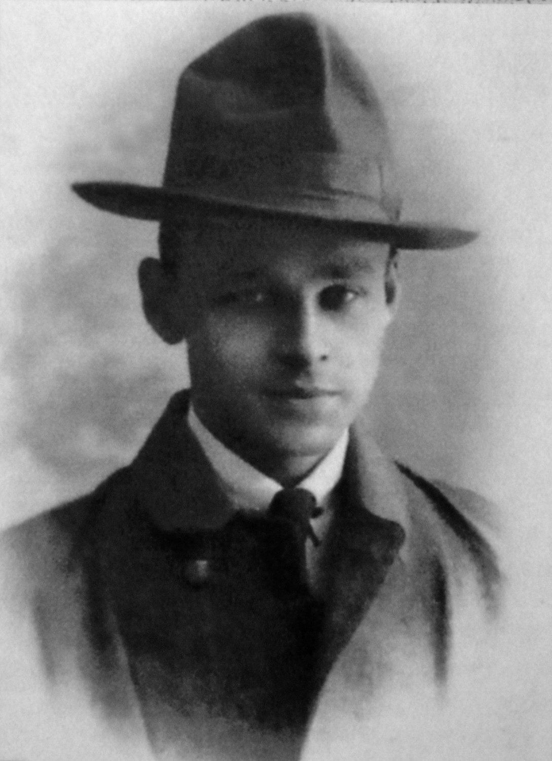 {"rendered":"\u201eO\u015bwi\u0119cim przy nich to by\u0142a igraszka\u201d. Witold Pilecki na zdj\u0119ciach"}