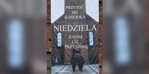 Prowokacyjny baner: „Przyjdź do kościoła – zanim cię przyniosą”. Hit czy kit?
