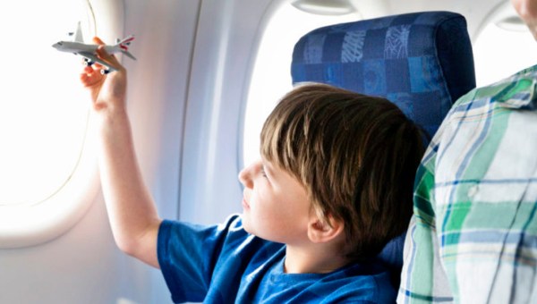 CHŁOPIEC W SAMOLOCIE