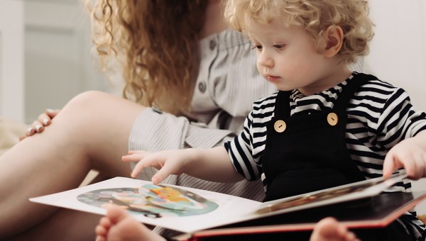 DZIECKO Z KSIĄŻKĄ