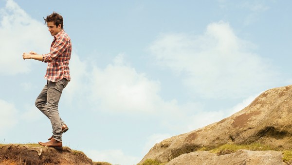 MĘŻCZYZNA NA TLE NIEBA