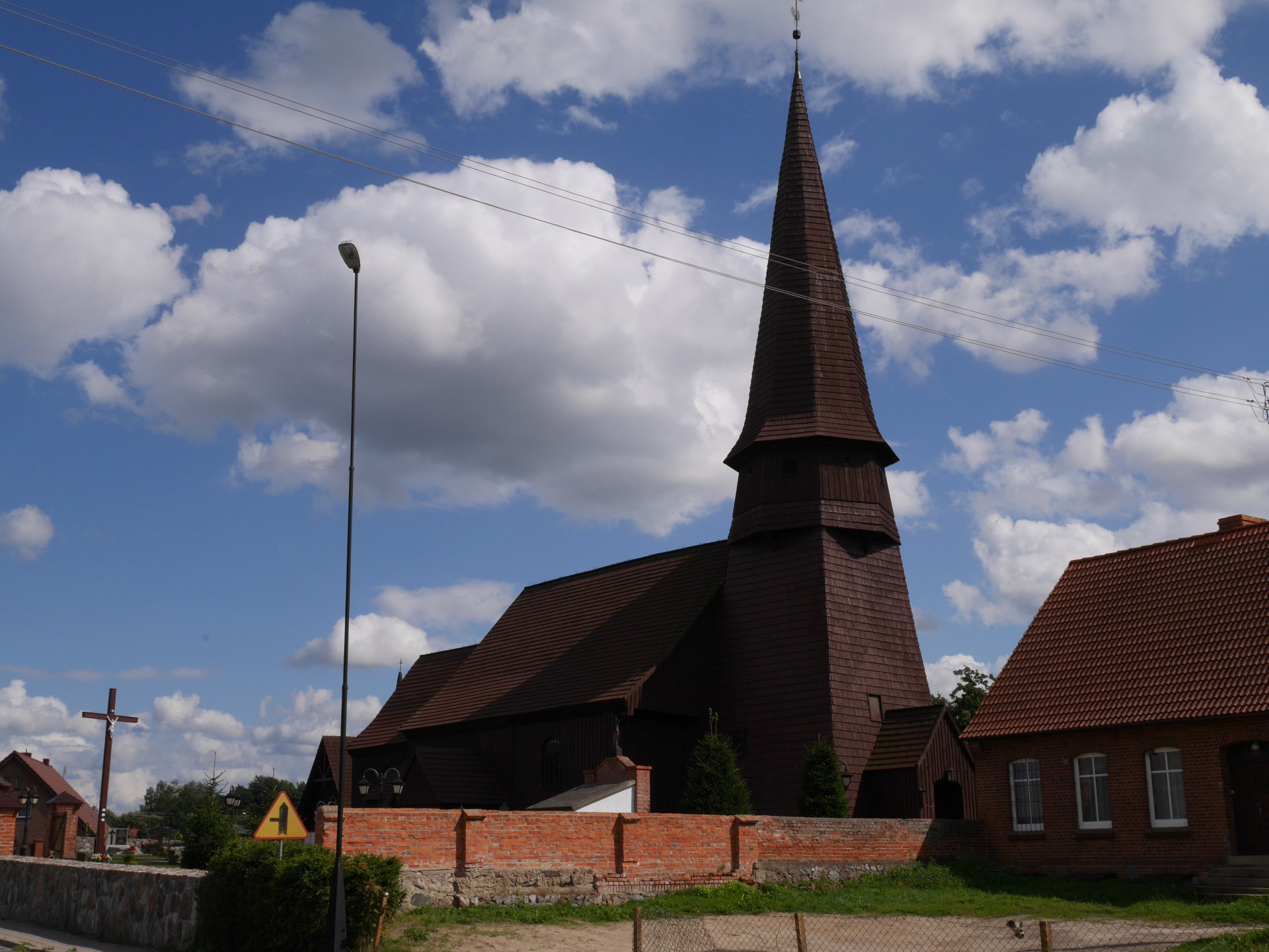 KOŚCIÓŁ PODWYŻSZENIA KRZYŻA W LEŚNIE